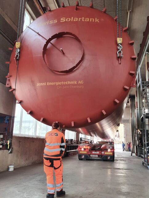 Aufladen des Rekord-Speichers auf den vorgespannten Tieflader.